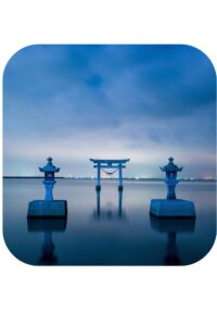 海に浮かぶ鳥居神社の入口とても神秘的な光景